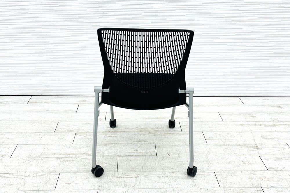 オカムラ グラータチェア 中古 ネスティングチェア ミーティングチェア グラータ ブラック 中古オフィス家具 の画像