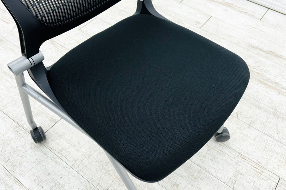 オカムラ グラータチェア 中古 ネスティングチェア ミーティングチェア グラータ ブラック 中古オフィス家具 の画像
