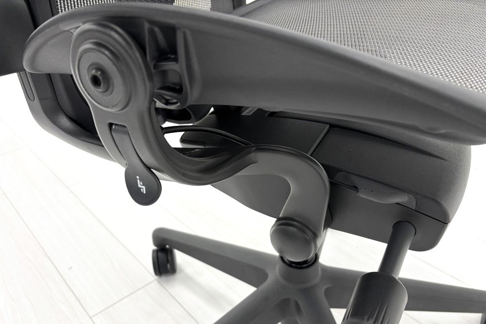 【固定アーム】 ハーマンミラー アーロンチェア リマスタード Bサイズ ライトシリーズ 中古 2018年製 Herman Miller Aeron Chair Remastered グラファイトの画像