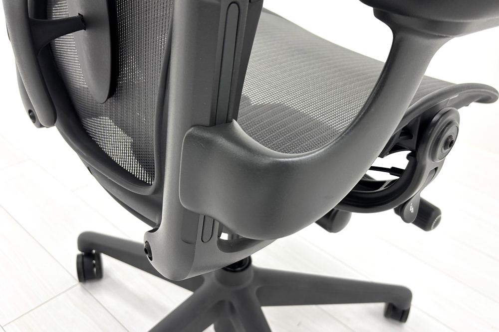 【固定アーム】 ハーマンミラー アーロンチェア リマスタード Bサイズ ライトシリーズ 中古 2018年製 Herman Miller Aeron Chair Remastered グラファイトの画像
