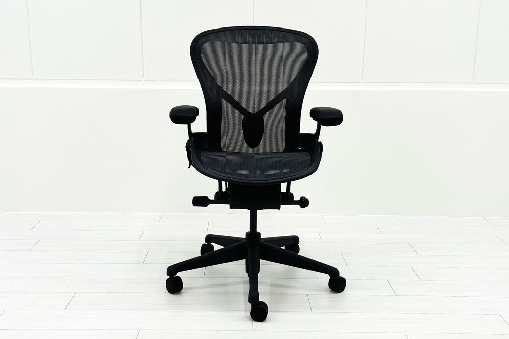 【固定アーム】 ハーマンミラー アーロンチェア リマスタード Bサイズ ライトシリーズ 中古 2018年製 Herman Miller Aeron Chair Remastered グラファイトの画像