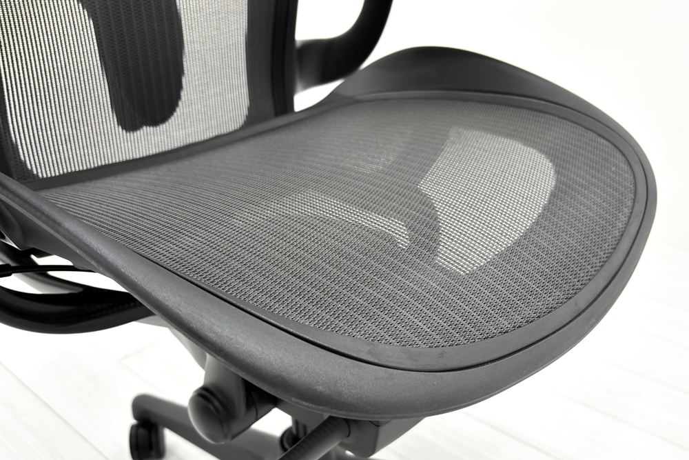【固定アーム】 ハーマンミラー アーロンチェア リマスタード Bサイズ ライトシリーズ 中古 2018年製 Herman Miller Aeron Chair Remastered グラファイトの画像