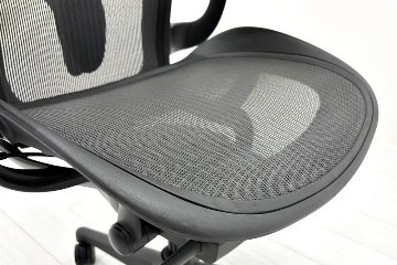 【固定アーム】 ハーマンミラー アーロンチェア リマスタード Bサイズ ライトシリーズ 中古 2018年製 Herman Miller Aeron Chair Remastered グラファイトの画像