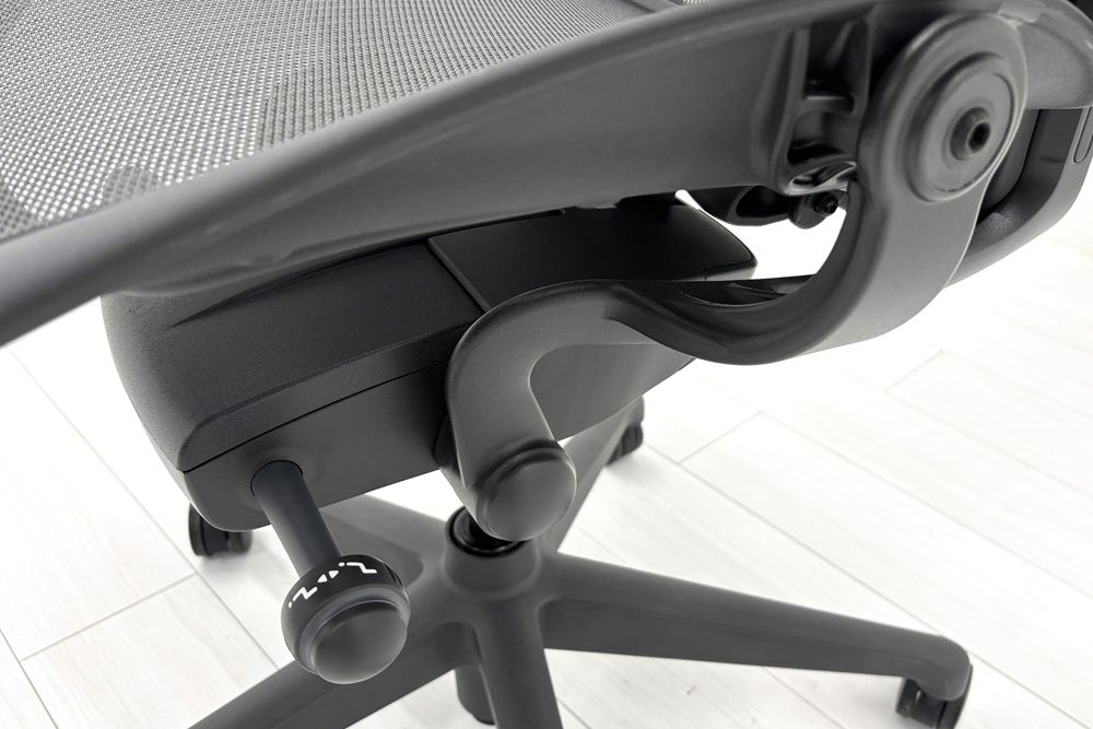 【固定アーム】 2022年製 ハーマンミラー アーロンチェア リマスタード Bサイズ ライトシリーズ 中古 Herman Miller Aeron Chair Remastered グラファイトの画像