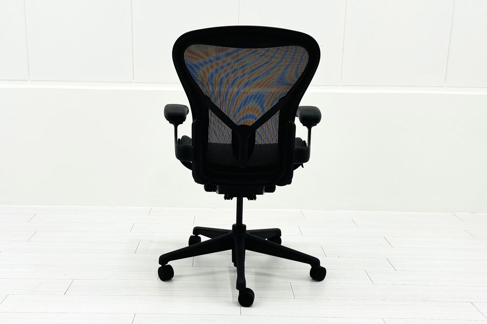 【固定アーム】 2022年製 ハーマンミラー アーロンチェア リマスタード Bサイズ ライトシリーズ 中古 Herman Miller Aeron Chair Remastered グラファイトの画像