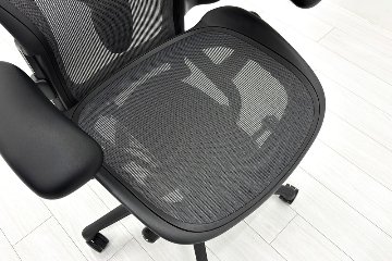 【固定アーム】 2022年製 ハーマンミラー アーロンチェア リマスタード Bサイズ ライトシリーズ 中古 Herman Miller Aeron Chair Remastered グラファイトの画像