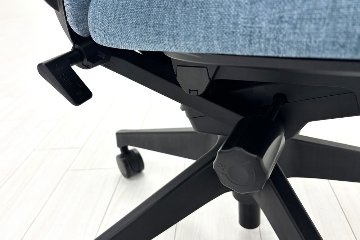 イトーキ ノートチェア 2022年製 中古 ハイバック 可動肘 アジャスタブル肘 ITOKI nort 中古オフィス家具 ダックブルーの画像