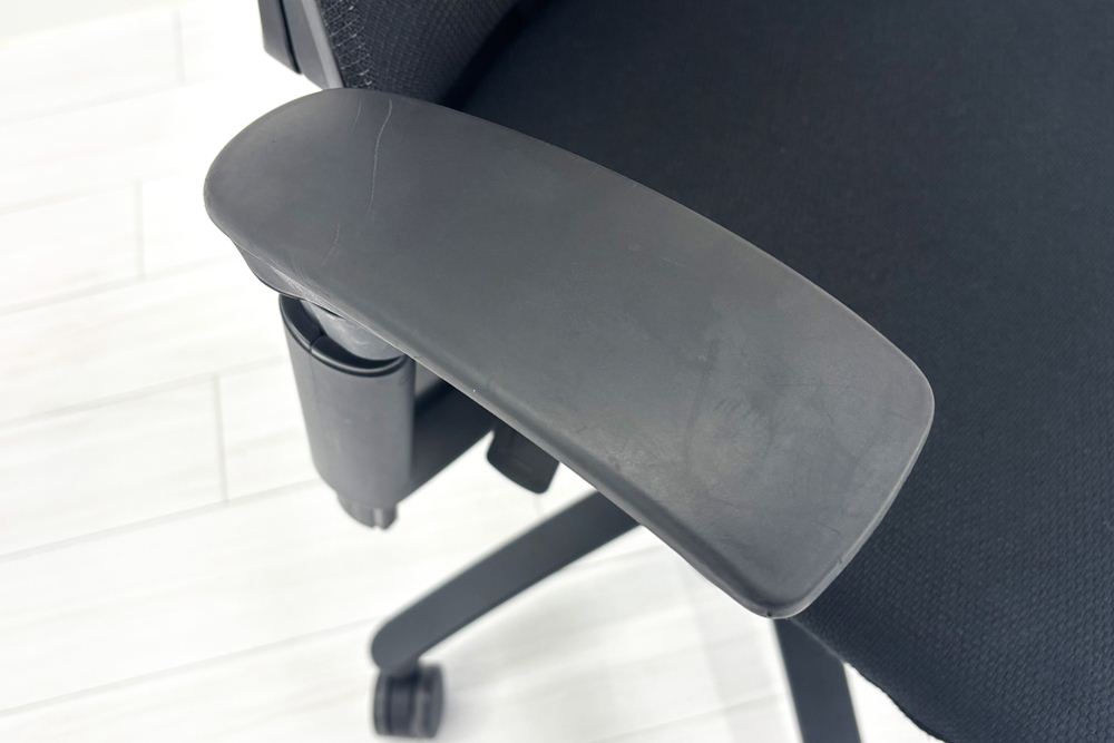 イトーキ エフチェア 中古 2017年製 クッション 可動肘 事務椅子 ITOKI 中古オフィス家具 ブラックの画像