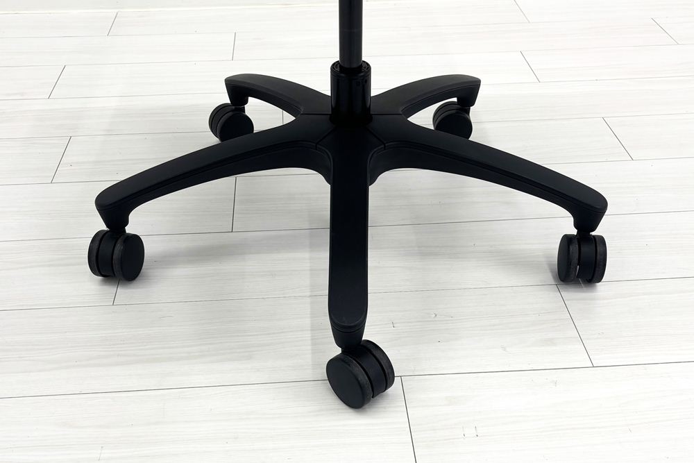イトーキ エフチェア 中古 2017年製 クッション 可動肘 事務椅子 ITOKI 中古オフィス家具 ブラックの画像
