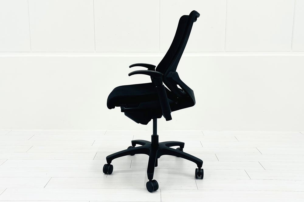 イトーキ エフチェア 中古 2017年製 クッション 可動肘 事務椅子 ITOKI 中古オフィス家具 ブラックの画像