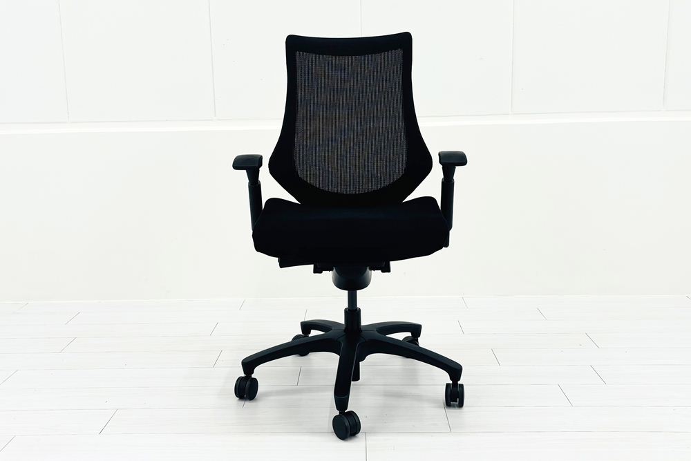 イトーキ エフチェア 中古 2017年製 クッション 可動肘 事務椅子 ITOKI 中古オフィス家具 ブラックの画像
