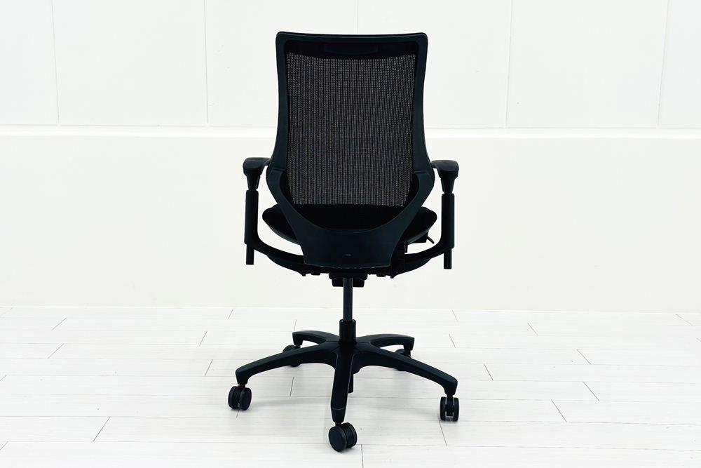 イトーキ エフチェア 中古 2017年製 クッション 可動肘 事務椅子 ITOKI 中古オフィス家具 ブラックの画像