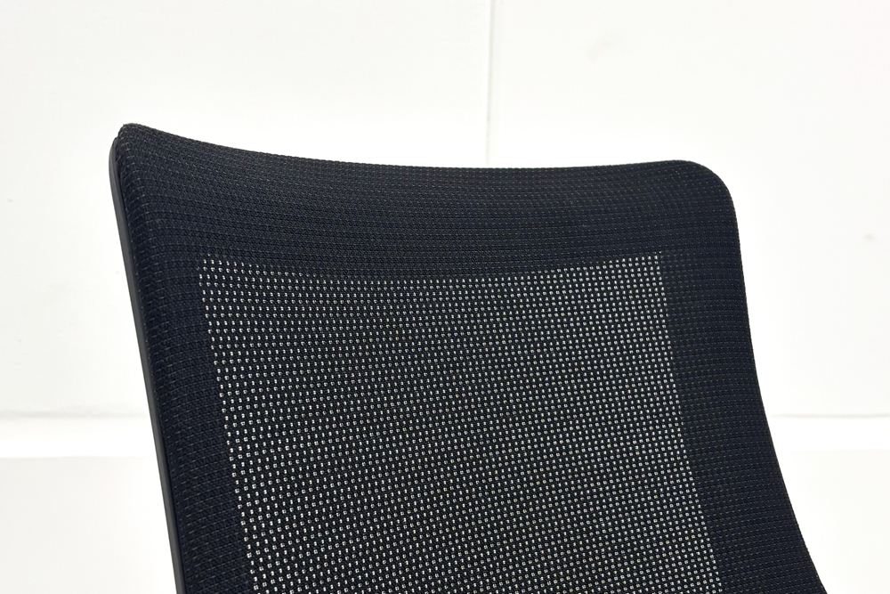 イトーキ エフチェア 中古 2017年製 クッション 可動肘 事務椅子 ITOKI 中古オフィス家具 ブラックの画像