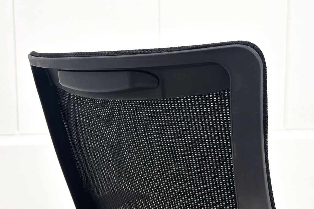 イトーキ エフチェア 中古 2017年製 クッション 可動肘 事務椅子 ITOKI 中古オフィス家具 ブラックの画像