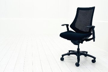 イトーキ エフチェア 中古 2017年製 クッション 可動肘 事務椅子 ITOKI 中古オフィス家具 ブラックの画像