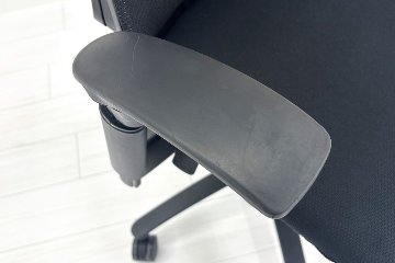 イトーキ エフチェア 中古 2017年製 クッション 可動肘 事務椅子 ITOKI 中古オフィス家具 ブラックの画像