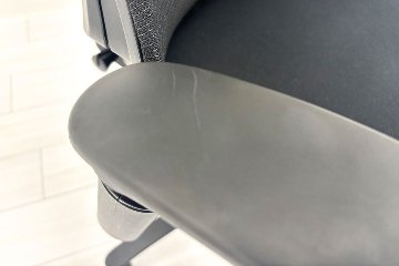 イトーキ エフチェア 中古 2017年製 クッション 可動肘 事務椅子 ITOKI 中古オフィス家具 ブラックの画像