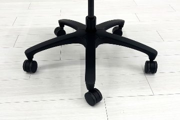 イトーキ エフチェア 中古 2017年製 クッション 可動肘 事務椅子 ITOKI 中古オフィス家具 ブラックの画像