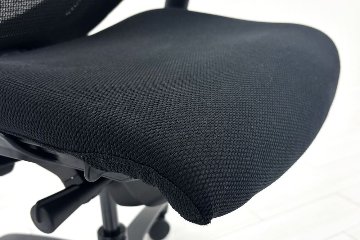 イトーキ エフチェア 中古 2017年製 クッション 可動肘 事務椅子 ITOKI 中古オフィス家具 ブラックの画像