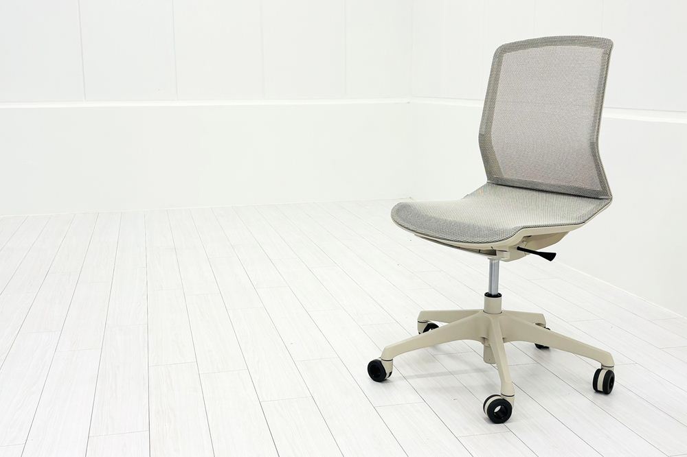 オカムラ CYNARA(シナーラ)シリーズ 中古 2023年製 メッシュチェア 中古オフィス家具 ライトグレージュの画像