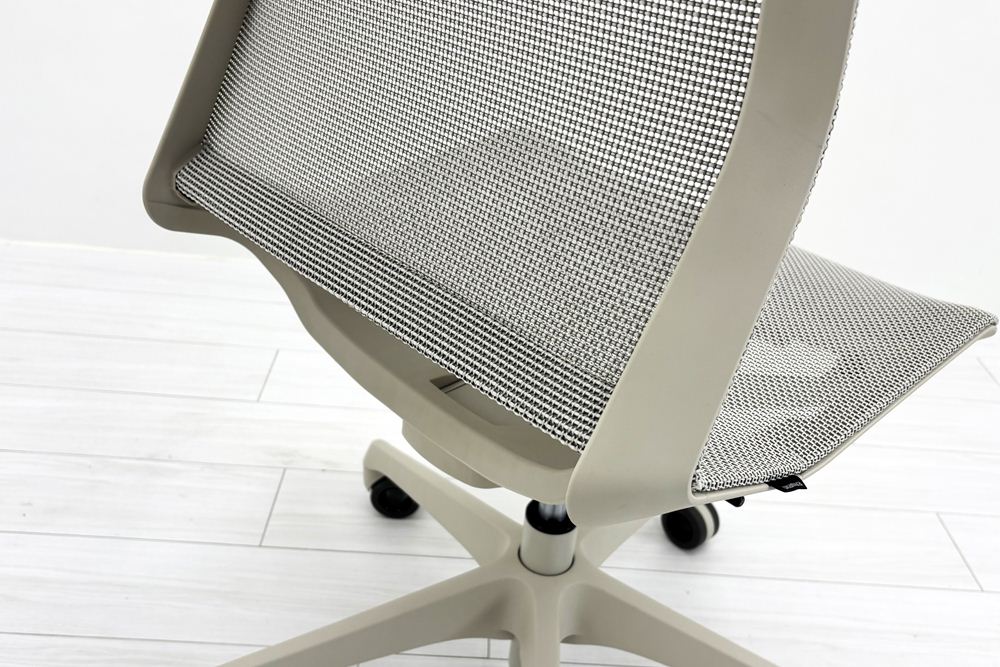 オカムラ CYNARA(シナーラ)シリーズ 中古 2023年製 メッシュチェア 中古オフィス家具 ライトグレージュの画像