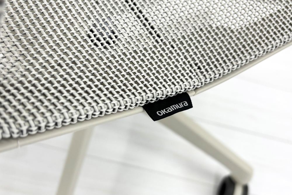 オカムラ CYNARA(シナーラ)シリーズ 中古 2023年製 メッシュチェア 中古オフィス家具 ライトグレージュの画像