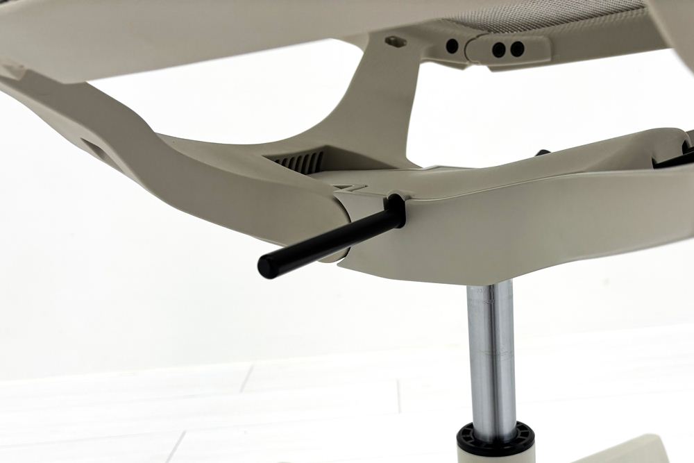 オカムラ CYNARA(シナーラ)シリーズ 中古 2023年製 メッシュチェア 中古オフィス家具 ライトグレージュの画像