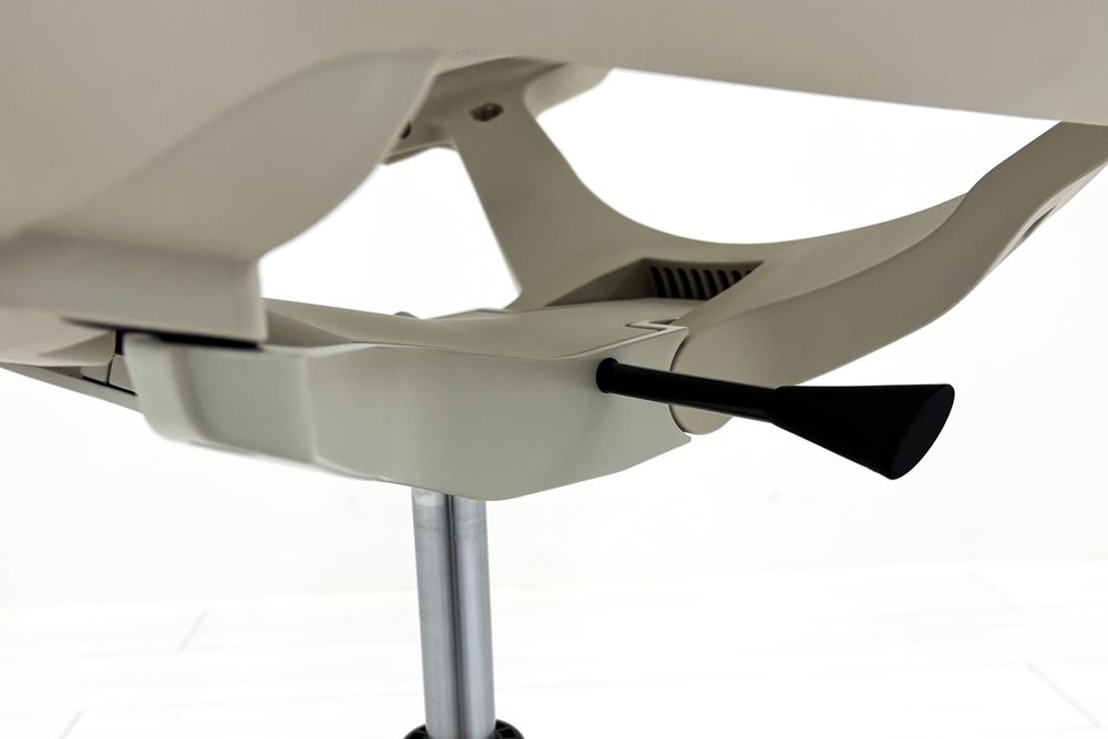 オカムラ CYNARA(シナーラ)シリーズ 中古 2023年製 メッシュチェア 中古オフィス家具 ライトグレージュの画像