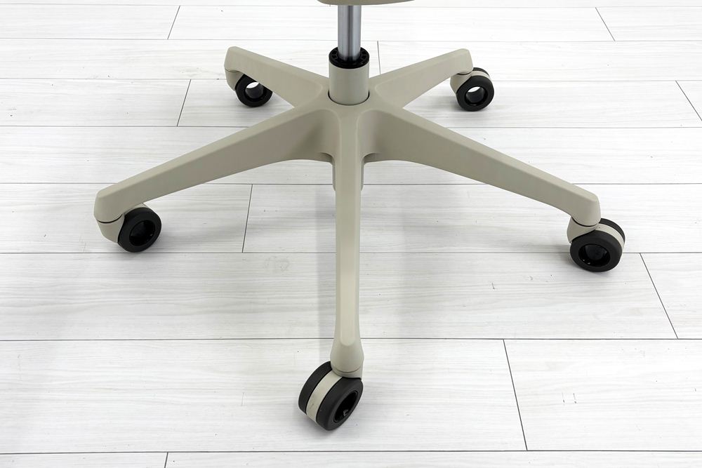 オカムラ CYNARA(シナーラ)シリーズ 中古 2023年製 メッシュチェア 中古オフィス家具 ライトグレージュの画像