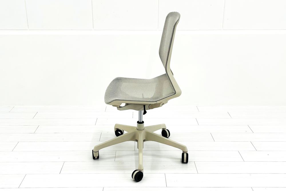 オカムラ CYNARA(シナーラ)シリーズ 中古 2023年製 メッシュチェア 中古オフィス家具 ライトグレージュの画像