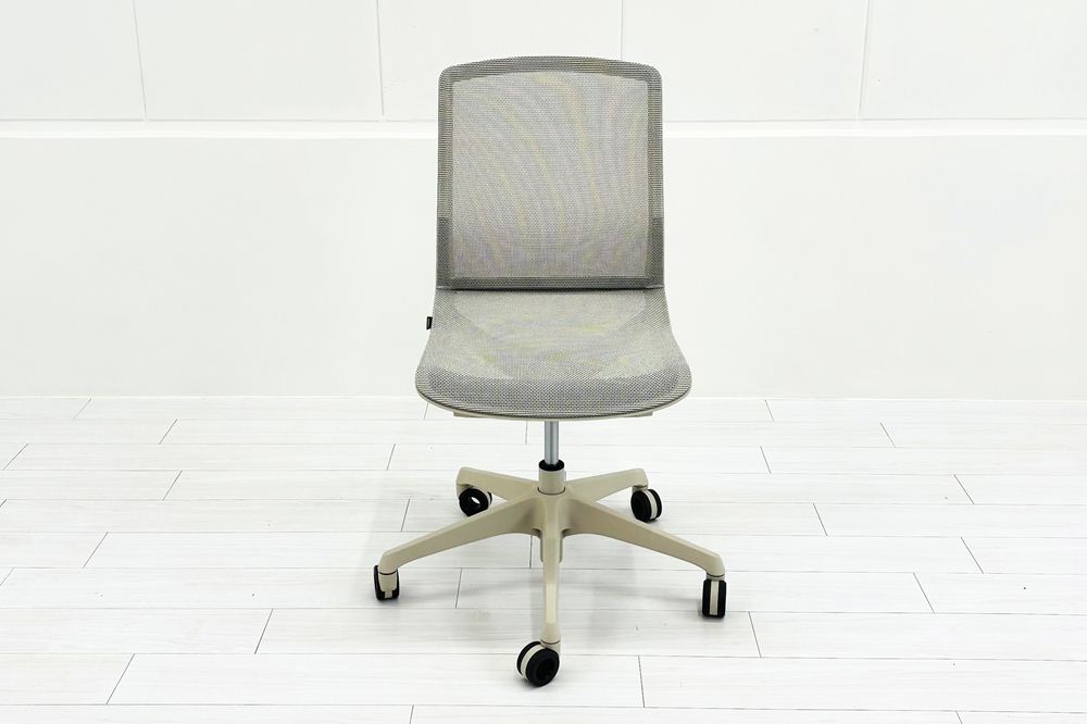 オカムラ CYNARA(シナーラ)シリーズ 中古 2023年製 メッシュチェア 中古オフィス家具 ライトグレージュの画像