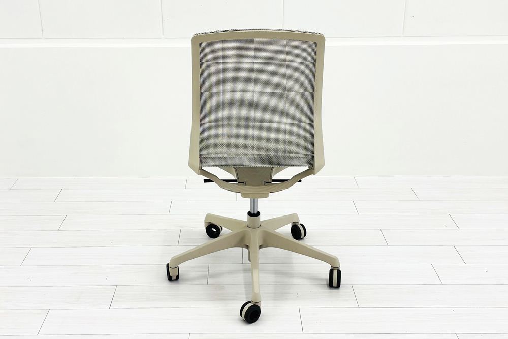 オカムラ CYNARA(シナーラ)シリーズ 中古 2023年製 メッシュチェア 中古オフィス家具 ライトグレージュの画像