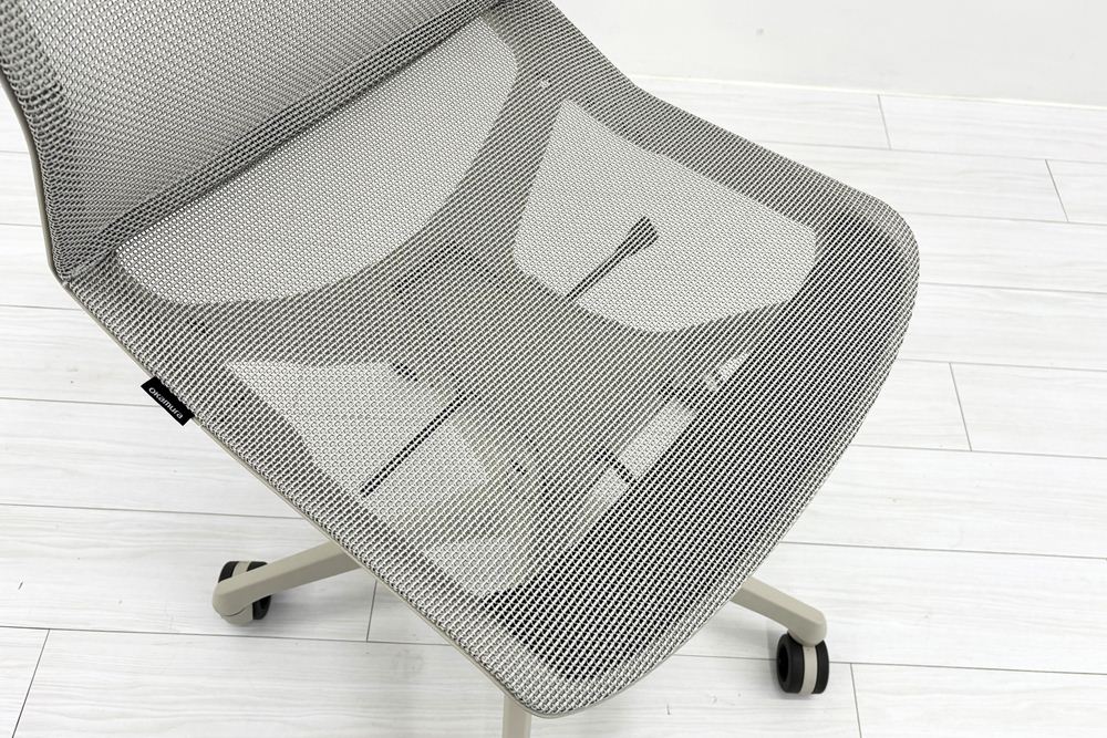 オカムラ CYNARA(シナーラ)シリーズ 中古 2023年製 メッシュチェア 中古オフィス家具 ライトグレージュの画像