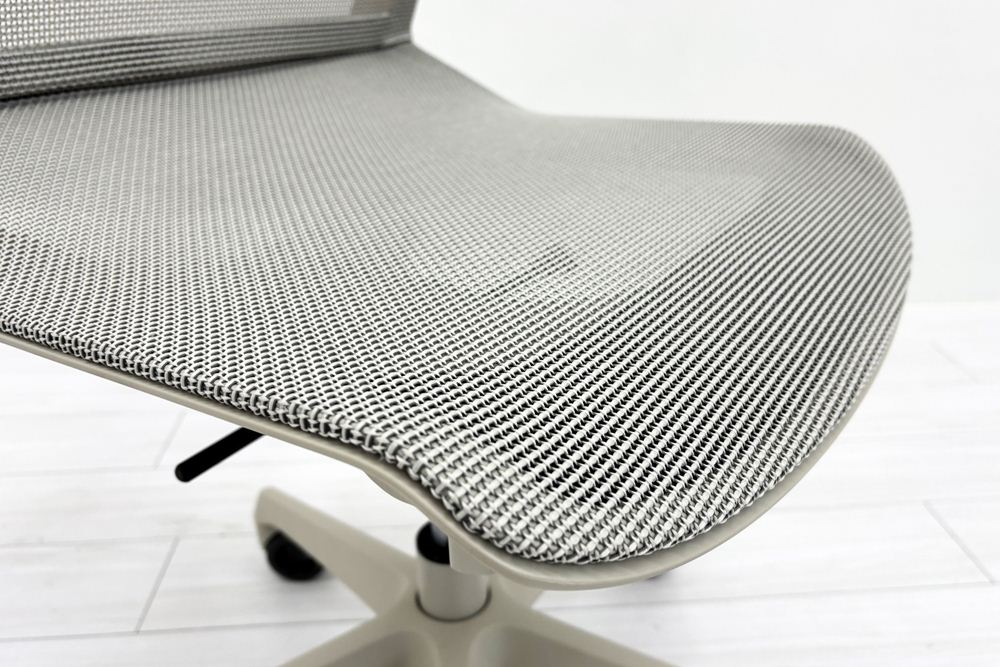 オカムラ CYNARA(シナーラ)シリーズ 中古 2023年製 メッシュチェア 中古オフィス家具 ライトグレージュの画像
