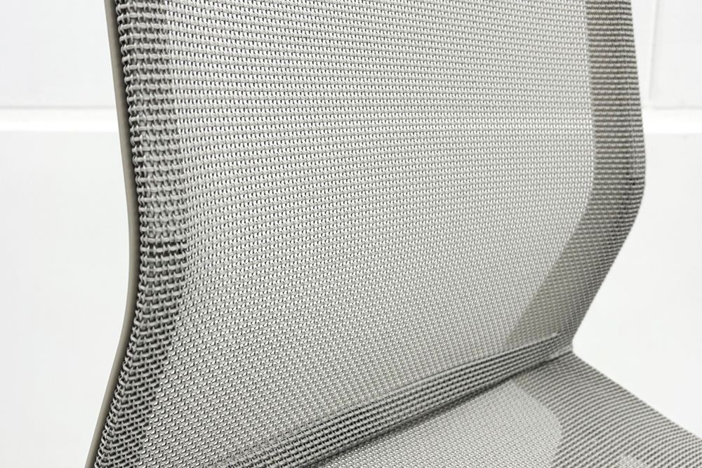 オカムラ CYNARA(シナーラ)シリーズ 中古 2023年製 メッシュチェア 中古オフィス家具 ライトグレージュの画像