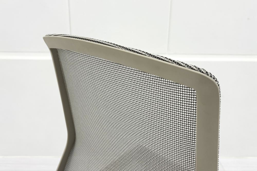 オカムラ CYNARA(シナーラ)シリーズ 中古 2023年製 メッシュチェア 中古オフィス家具 ライトグレージュの画像