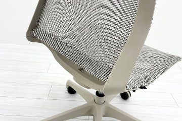 オカムラ CYNARA(シナーラ)シリーズ 中古 2023年製 メッシュチェア 中古オフィス家具 ライトグレージュの画像