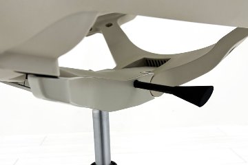 オカムラ CYNARA(シナーラ)シリーズ 中古 2023年製 メッシュチェア 中古オフィス家具 ライトグレージュの画像