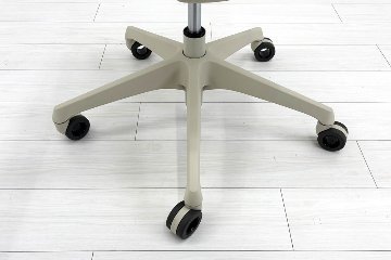 オカムラ CYNARA(シナーラ)シリーズ 中古 2023年製 メッシュチェア 中古オフィス家具 ライトグレージュの画像