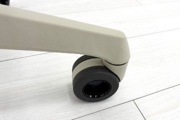 オカムラ CYNARA(シナーラ)シリーズ 中古 2023年製 メッシュチェア 中古オフィス家具 ライトグレージュの画像