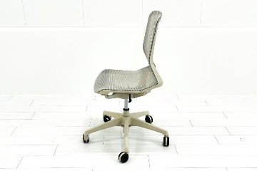 オカムラ CYNARA(シナーラ)シリーズ 中古 2023年製 メッシュチェア 中古オフィス家具 ライトグレージュの画像