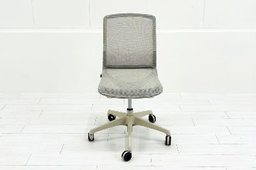 オカムラ CYNARA(シナーラ)シリーズ 中古 2023年製 メッシュチェア 中古オフィス家具 ライトグレージュの画像