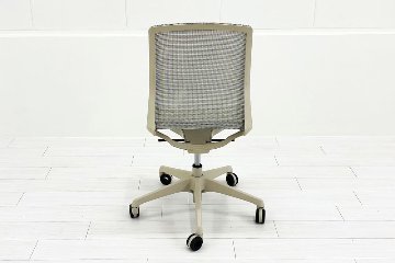 オカムラ CYNARA(シナーラ)シリーズ 中古 2023年製 メッシュチェア 中古オフィス家具 ライトグレージュの画像