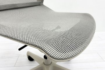 オカムラ CYNARA(シナーラ)シリーズ 中古 2023年製 メッシュチェア 中古オフィス家具 ライトグレージュの画像