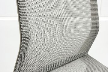 オカムラ CYNARA(シナーラ)シリーズ 中古 2023年製 メッシュチェア 中古オフィス家具 ライトグレージュの画像