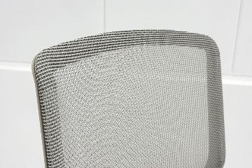 オカムラ CYNARA(シナーラ)シリーズ 中古 2023年製 メッシュチェア 中古オフィス家具 ライトグレージュの画像