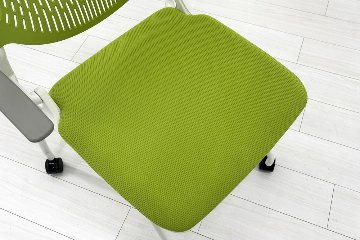 オカムラ ルナチェア 【4脚セット】 中古 肘付 Runa ミーティングチェア ネスティングチェア 会議椅子 中古オフィス家具 ライムグリーンの画像