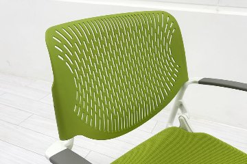 オカムラ ルナチェア 【4脚セット】 中古 肘付 Runa ミーティングチェア ネスティングチェア 会議椅子 中古オフィス家具 ライムグリーンの画像