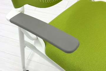 オカムラ ルナチェア  中古 肘付 Runa ミーティングチェア ネスティングチェア 会議椅子 中古オフィス家具 ライムグリーンの画像