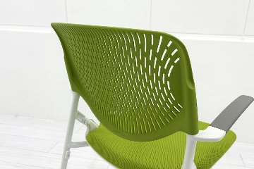 オカムラ ルナチェア  中古 肘付 Runa ミーティングチェア ネスティングチェア 会議椅子 中古オフィス家具 ライムグリーンの画像